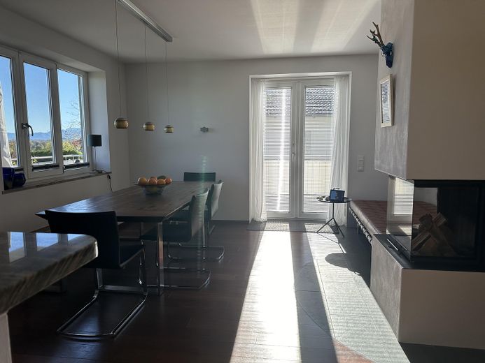 Hochwertiges Einfamilienhaus mit Berg- und Seeblick Nähe  Prien – Esszimmer mit Kamin