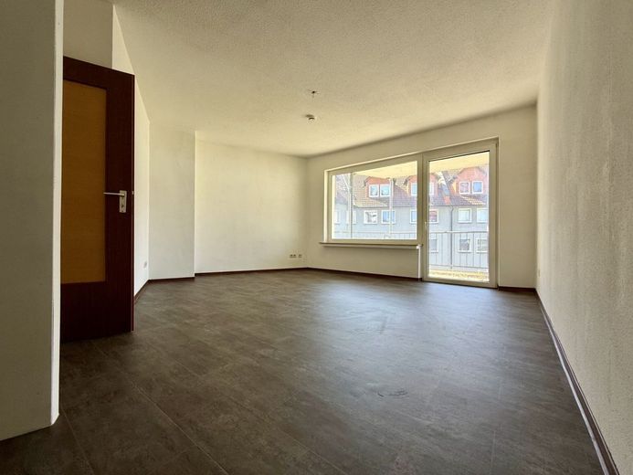 Fröndenberg-Mitte: 1-Raum-Single-Appartement mit Balkon - Frisch renoviert und mit neuem Oberboden! – Wohnbereich mit Schlafnische