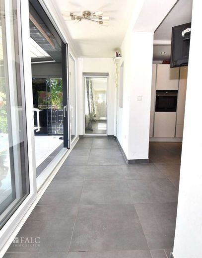 Reserviert! Modernisiertes Dreifamilienhaus mit großem Grundstück und Wintergarten – Flur EG