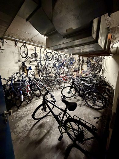 Bezugsfrei in Flingern: 1-Zimmer-Wohnung mit Balkon, Keller und Tiefgarage – Fahrradraum