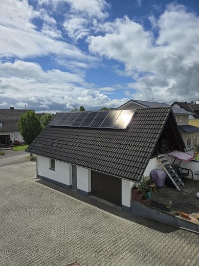 Zweifamilienhaus mit Ferienhaus und zus. Grundstück, neue Wärmepumpe und PV-Anlage - Provisionsfrei – PV-Anlage auf Garage