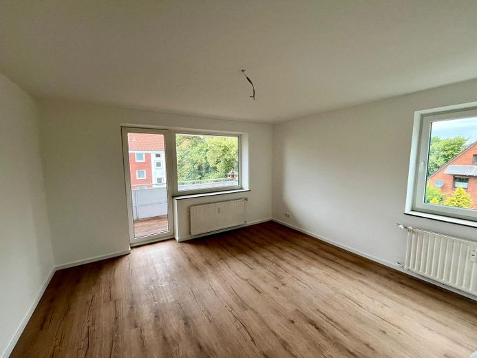 Recién renovado y sin comisión – soleado piso con balcón orientado al sur en Sulingen – Wohnzimmer