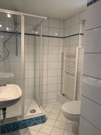 Moritzberg: 4,5-Zimmer-Maisonette-Wohnung mit Balkon und Garten – Gäste WC
