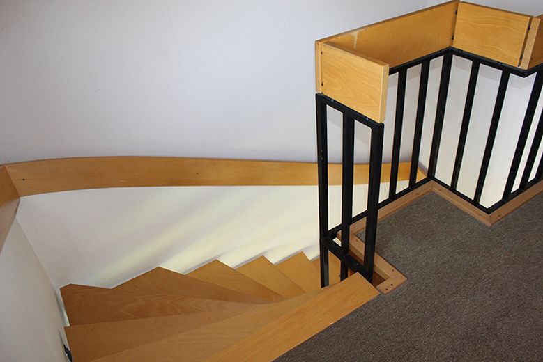 Zweifamilien-Wohnhaus in der Kleinstadt Leun im Lahn-Dill-Kreis. Der Kaufpreis ist verhandelbar. – Stahl-Holztreppe von OG ins EG