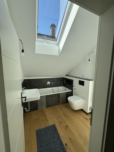 Einzigartiges Altstadt-Juwel in Weilheim mit eigenem Stadtgarten – kernsanierte 6-Zimmer-Maisonette – Bad 2, Foto 1, DG