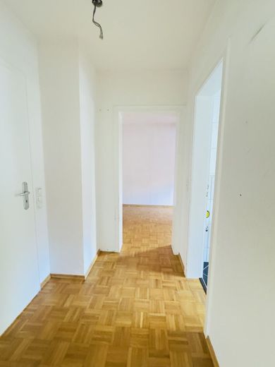 Mehrfamilienhaus in Bergisch Gladbach mit großem Grundstück &amp; Entwicklungspotenzial – Einblicke im DG
