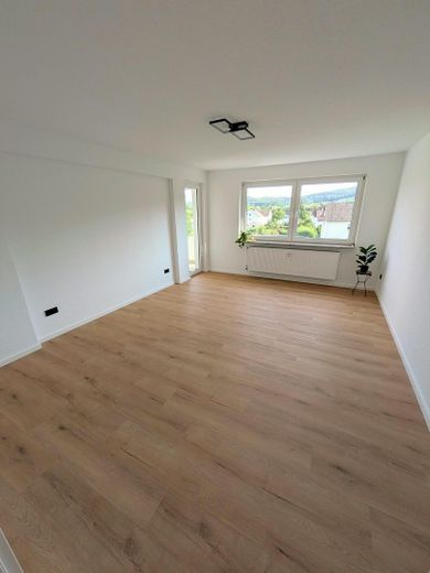 Jasne, świeżo wyremontowane mieszkanie 3-pokojowe z balkonem od strony południowej i wspaniałym widokiem na Bad Driburg – Ansicht Wohnzimmer