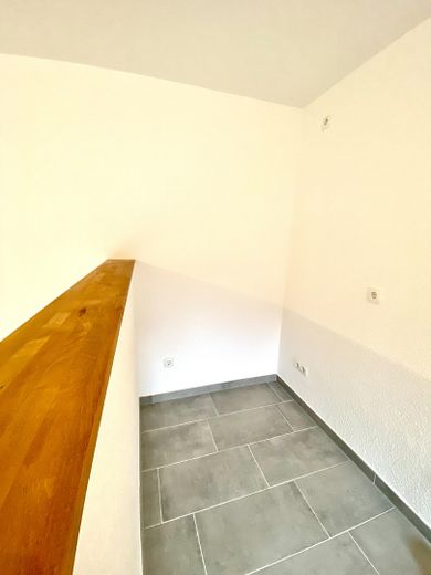 Helle 2-Zimmer-Erdgeschoss-Einliegerwohnung (60m2) – ALLES inklusive ab 15. Juli frei – Küche Boden