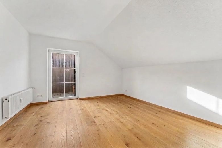Renovierte 5-Zimmer-Dachgeschosswohnung mit Balkon, Garage und Effizienzklasse A+ – provisionsfrei – Esszimmer, Ist-Zustand