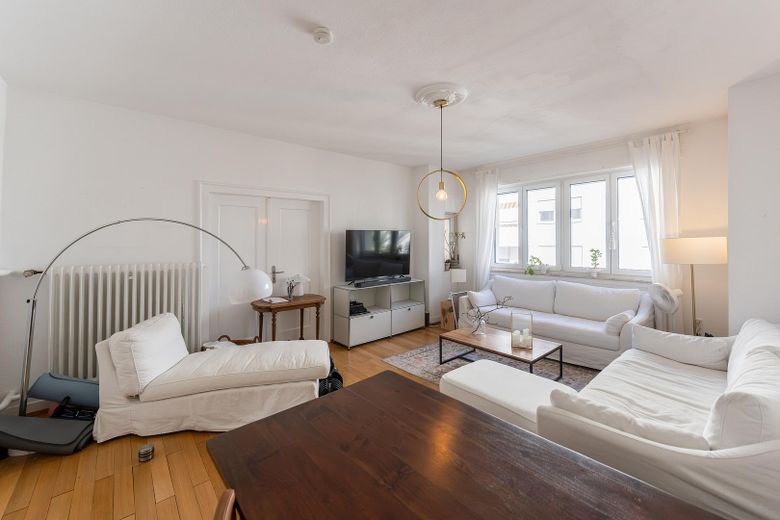 Zonder makelaarscourtage! 3-kamerappartement in een oud gebouw (ca. 102 m²) incl. balkon en garage in de Südweststadt – Wohnzimmer