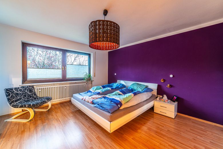 Zweifamilienhaus in Massivbau mit großem Garten in ruhiger Lage – OG Schlafzimmer