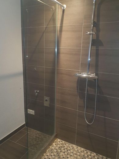 3 Zimmer Wohnung mit Terrasse. – DU/WC - Waschm./Trockn.