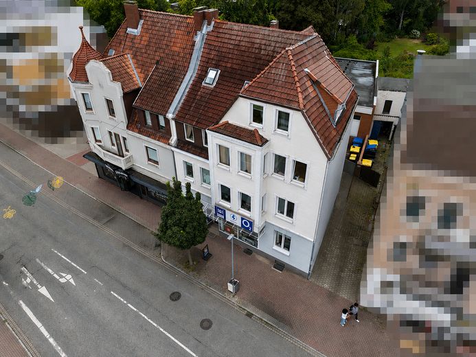 Provisionsfrei: Vollvermietetes Wohn- und Geschäftshaus in zentraler Bahnhofslage – Faktor 17,3 – Luftbild Front