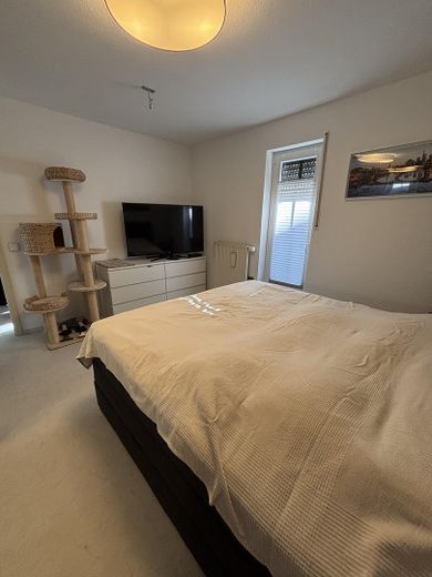 Gepflegte 2-Zimmer-Wohnung mit Balkon, Einbauküche, Stellplatz & Aufzug in Maintal-Dörnigheim – Schlafzimmer