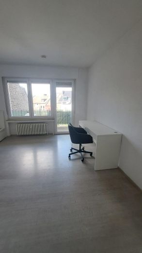 Wohnraum mit Schreibtisch