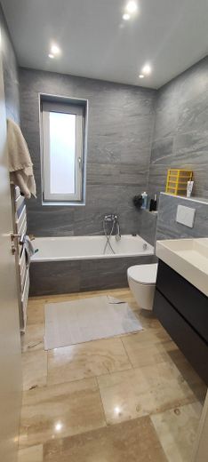 Bad 1 mit Badewanne