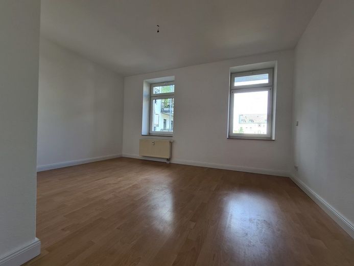 Modernisierte Wohnung mit EBK, 3-Zimmer und Balkon in Chemnitz – Großes Schlaf-/Kinderzimmer