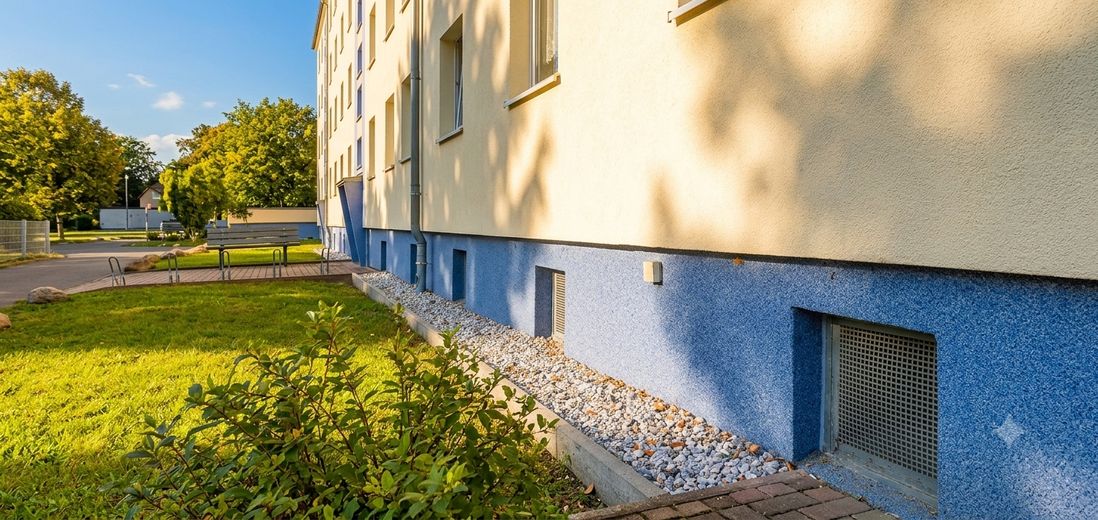 Attractively renovated + partially furnished + 3-room apartment, quietly located with fitted kitchen, cellar & bathroom with daylight – gepflegte Außenanlage