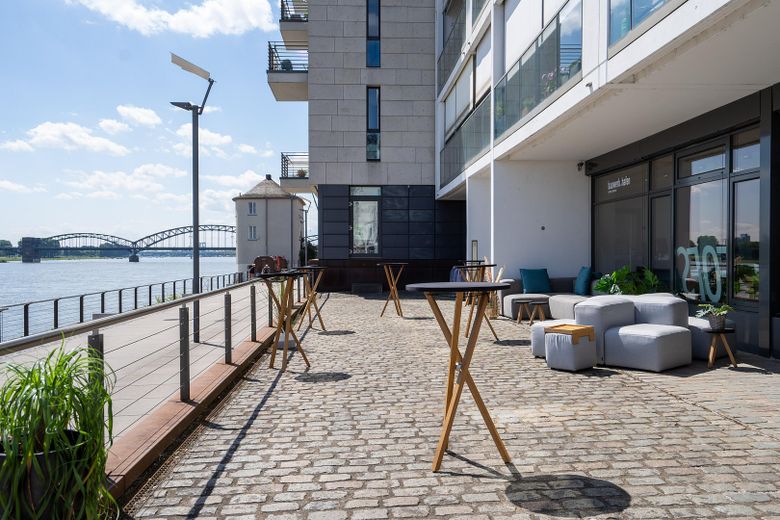 Small is beautiful – in digitalen Zeiten braucht man keine Säle, sondern schönste Standorte! – Terrasse