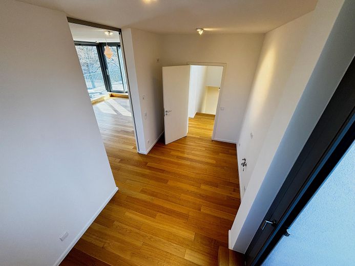 Vistas despejadas de 180° al Spree y vistas a zonas verdes - ático tipo maisonette en casa de tres viviendas – DG - Küche Richtung Flur