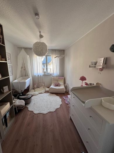 Ekskluzywne mieszkanie 3-pokojowe z balkonem, wallboxem i prądem lokatorskim w centrum Weilbach – Kinderzimmer