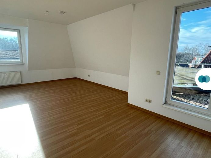 Гарна 3-кімнатна квартира з великим балконом та вбудованою кухнею – Ansicht II: Wohnzimmer