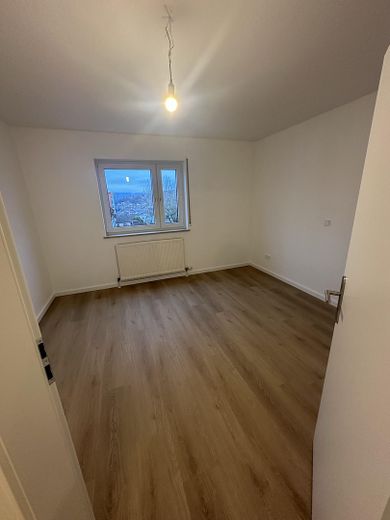 Kernsanierte 3-Zimmer-ETW, 2 Stellplätze, 900 € Kaltmiete, Provisionsfrei – Schlafzimmer