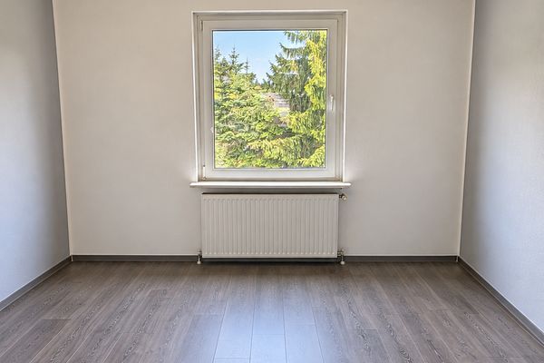 бл. 7% дохідності — квартира у власності з потенціалом, ванною кімнатою з денним світлом і підвищеною амортизацією (AfA)
