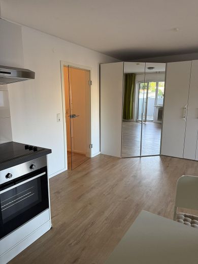 Отдельная, светлая и просторная 1-комн. квартира (42 м²) с балконом, парковочным местом, встроенной кухней — без комиссии – Wohnbereich