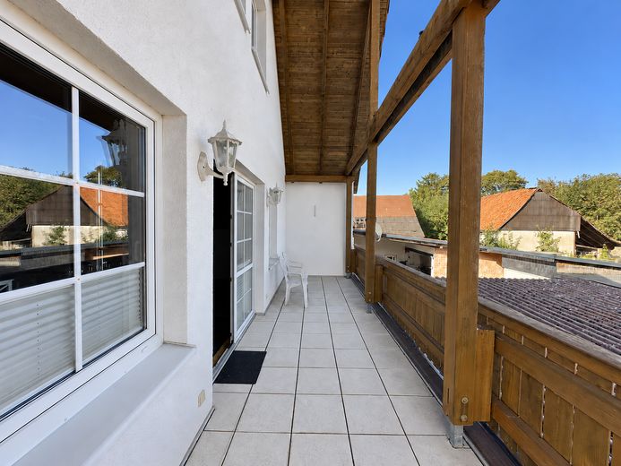 Two-family house with two garages and a large garden in Berka – Balkon