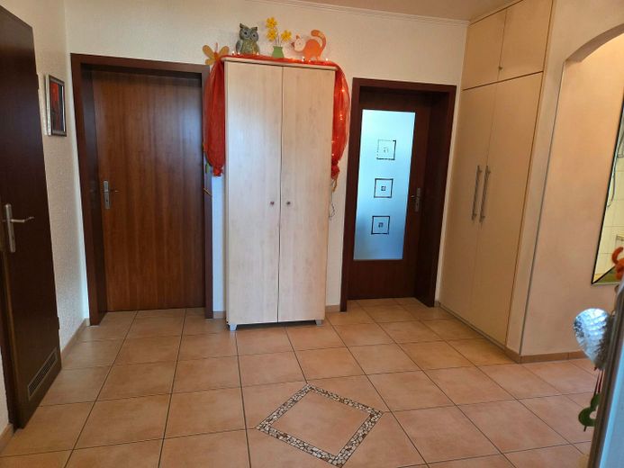 -provisionsfrei- 3-Zimmer-Wohnung mit Balkon, EBK & Garage in der Aplerbecker Mark – Flur mit Einbauschrank