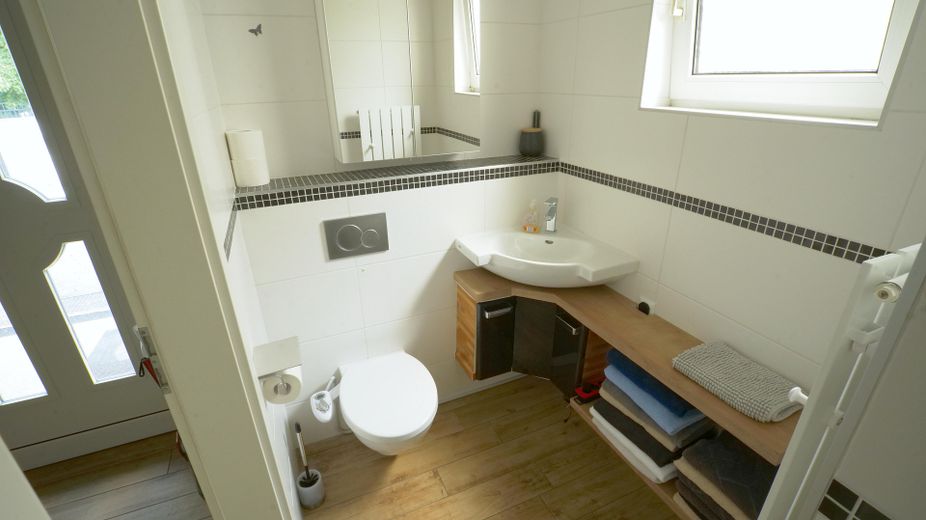 Traumhaus direkt am See mit eigenem Steg in der Natur – Gästetoilette