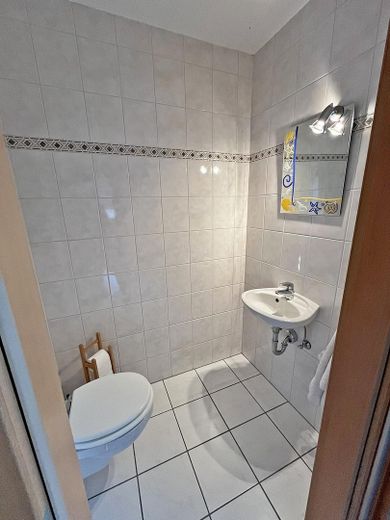 Bellissimo e luminoso appartamento mansardato di 2 locali con balcone e posto auto in posizione privilegiata a Schwalbach – Gäste-WC