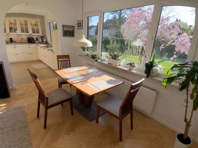 Provisionsfrei: 4-Zimmer-EG-Wohnung mit 300 m² Privatgarten, Süd-West-Terrasse, nur 2 Parteien – Wohnzimmer