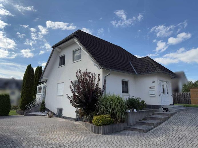 Casa unifamiliar atractiva con amplia parcela y perspectivas de futuro cerca de Marburgo – Aussenansicht