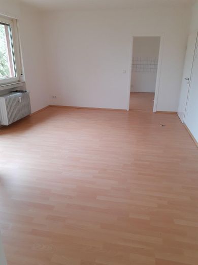 Schöne 2-Zimmerwohnung mit Balkon,Dusche,Stellplatz, neu zu vermieten – Wohnzimmer