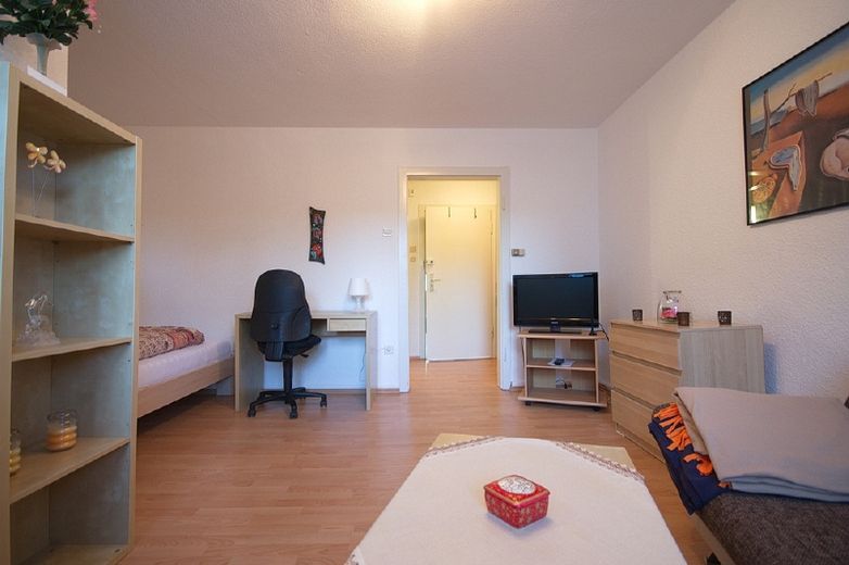 Hell, zentral und ruhig: Modern eingerichtete Wohnung für Zeiträume ab 3 Monate zu vermieten. – 923328b259abb50cb9cef72b2b6506f22f955408.jpg