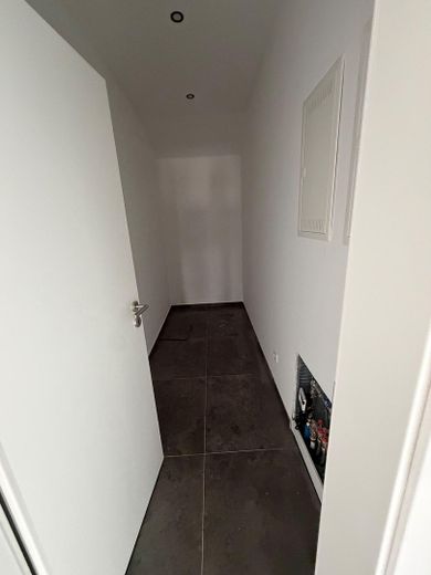 Moderne 4-Zimmer-Neubauwohnung mit Einbauküche, Balkon und Stellplatz in Rodenbach – Foto 11