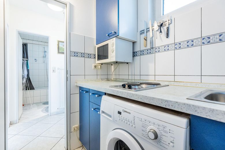 Voll möbliertes 1-Zimmer-Apartment in Sachsenhausen – 999 € all-inclusive, sofort frei – Küche mit Waschmaschine