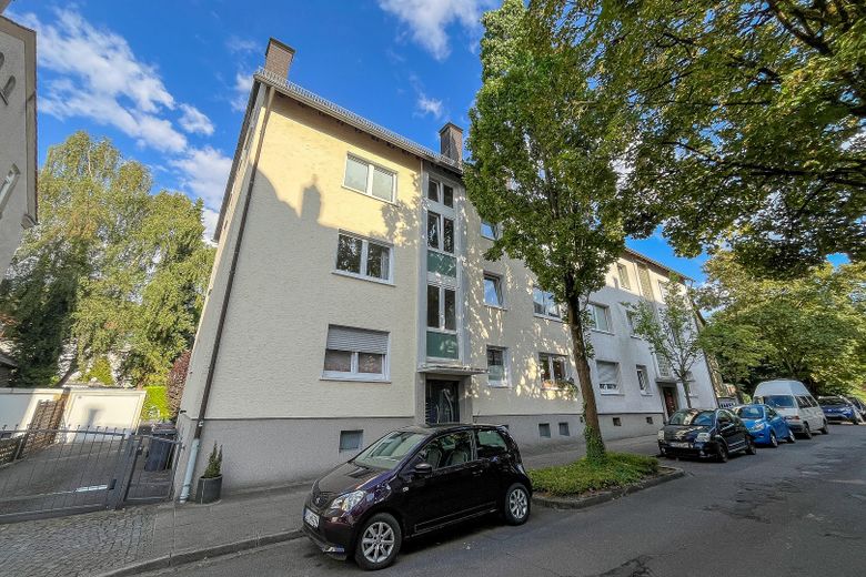 PREISWERTE 2,5 ZIMMER WOHNUNG – BALKON – TOP LAGE! – Hausansicht