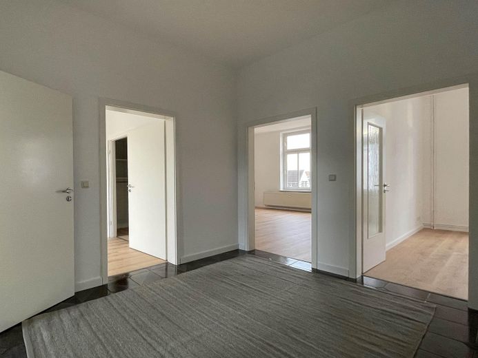 Familientraum: 103 m² mit Garten & Carport – Flur 1
