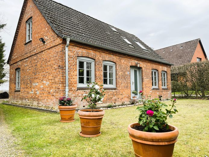 EFH Vorderansicht Vorgarten