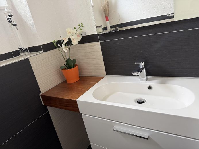 Modernes Einfamilienhaus mit Wintergarten, Doppelgarage und liebevoll angelegtem Garten in Schwendi – Gäste-WC im Erdgeschoss