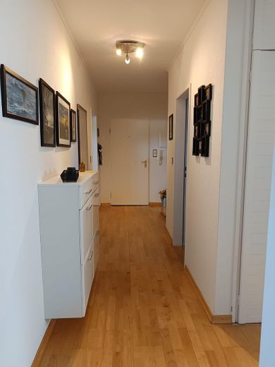 3-Zimmer-Wohnung mit Balkon, Carport & zusätzlichem Hobbyraum (mit eigenem Eingang) – Flur