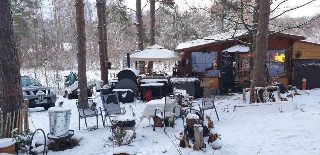 Ruhig, sicher und abseits von einer Stadt: Holzhaus Luxuslage im Wald eingebettet zwischen 3 Seen – Winter vorne