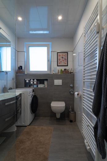 Einziehen und wohlfühlen: komplett sanierte 3-Zimmer-Wohnung mit Balkon und Garage – Foto 17