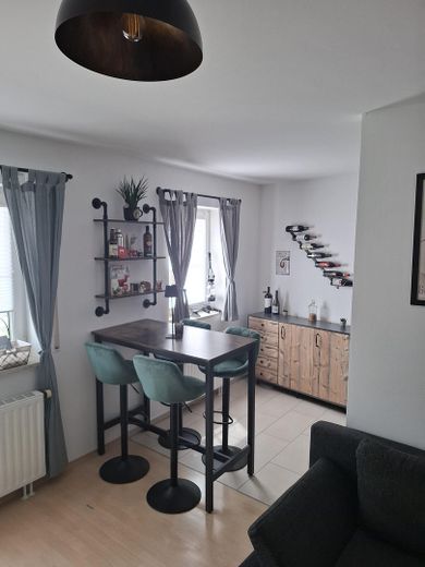 2 Zimmer Wohnung PAF 2 Minuten ins Zentrum – Essbereich