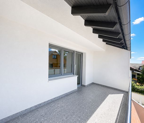 Großer überdachter Balkon
