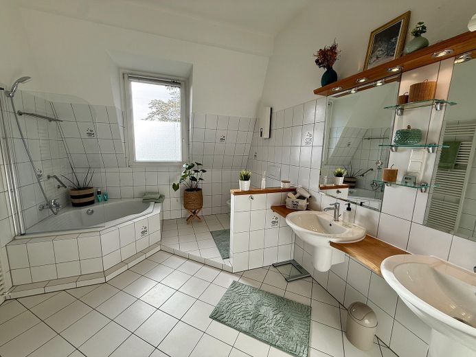Maisonette de estilo antiguo inundada de luz, con chimenea, aire acondicionado y un ambiente residencial tranquilo – Badezimmer unten