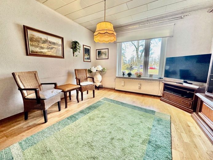 HORN IMMOBILIEN ++ RESERVIERT! interessantes Haus in Neustrelitz ruhige und historische Lage – Wohnzimmer
